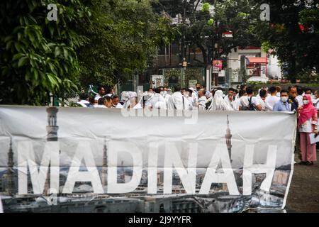 Bandung, Indonesia. 26th maggio 2022. I musulmani indonesiani simulano la circumambulazione di una mock Madinah come parte dei preparativi in vista del loro pellegrinaggio Hajj a Bandung. Hajj è uno dei cinque pilastri dell'Islam ed è eseguito da tutti i musulmani di tutto il mondo almeno una volta nella loro vita. (Foto di Algi Fabbri Sugita/SOPA Images/Sipa USA) Credit: Sipa USA/Alamy Live News Foto Stock