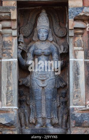 Scultura della dea Durga come Mahisaurmardini su Gopuram del Tempio di Nataraja, Chidambaram, Tamilnadu, India Foto Stock