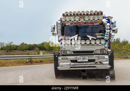 SAMUT PRAKAN, THAILANDIA, MARZO 23 2022, Un camion con molti specchi posteriori e luci guida sulla strada rurale Foto Stock