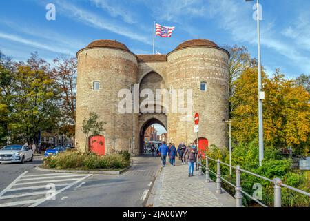 Bruges, Belgio - 12 novembre 2021: - La porta Gentpoort o Ghent, una parte del 15th secolo delle difese della città. Foto Stock