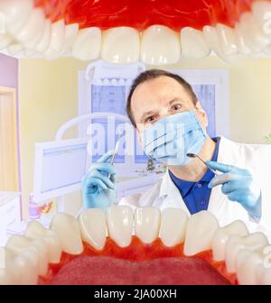 Un dentista esamina i denti, vista dalla bocca del paziente. Foto Stock