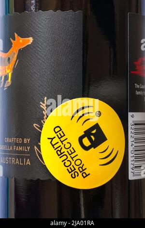 Etichetta adesiva protetta di sicurezza sulla bottiglia di vino rosso australiano Jammy Red Roo Yellow Tail Jammy Foto Stock