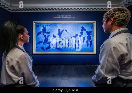 Londra, Regno Unito. 26th maggio 2022. Yves Kein's Anthropometrie de l'Epoque Bleu (ANT 124), est nella regione di £24m, a Christie's, Londra. Sarà venduto alla vendita serale del 20th/21st secolo il 28th giugno. Credit: Guy Bell/Alamy Live News Foto Stock