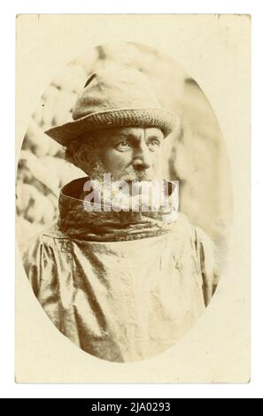 Cartolina originale di un pescatore tradizionale più vecchio tempo -battuto che indossa un impermeabile e cappello, probabilmente un pescatore aringa, Norfolk, possibilmente Sheringham, Regno Unito datato settembre 1913 Foto Stock