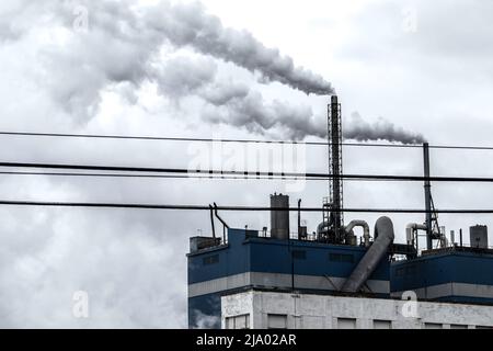 Vapore che esce dai camini di una fabbrica di carta a Saragozza, Spagna. Concetto di inquinamento atmosferico Foto Stock