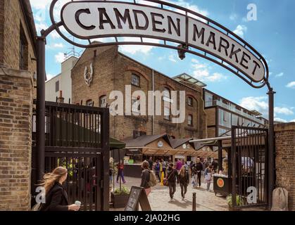 Camden Market è un'attrazione popolare e una destinazione turistica. Ospita oltre 1000 negozi unici, bancarelle, bar e caffetterie. Foto Stock