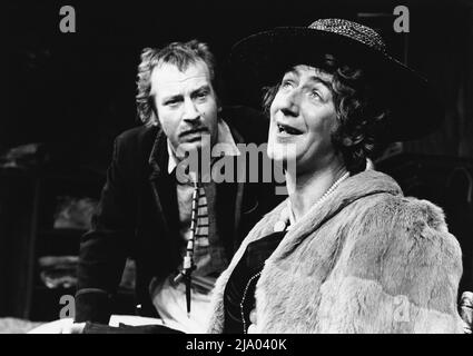 l-r : Bill Paterson (F S McDade), John Bett (Narrator) in CRAMP DI JOHN Byrne al Hampstead Theatre, Londra NW3 12/08/1980 Set design: John Byrne Costumi: Jessica Gwynn illuminazione: Alan o’Toole regista: Robin Lefevre Foto Stock