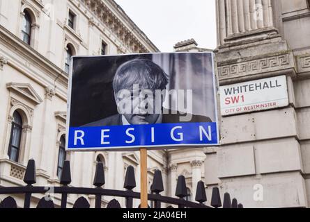 Londra, Regno Unito. 25th maggio 2022. Durante la dimostrazione viene visualizzata una targhetta che invita Boris Johnson a dimettersi. I manifestanti anti anti anti-Boris Johnson si sono riuniti fuori Downing Street come il rapporto sue Gray sullo scandalo Partygate è pubblicato. (Foto di Vuk Valcic/SOPA Images/Sipa USA) Credit: Sipa USA/Alamy Live News Foto Stock