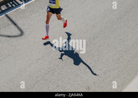 Kazan, Russia - 17 maggio 2022: Atleta delle gambe in calze a compressione durante la maratona di Kazan Foto Stock