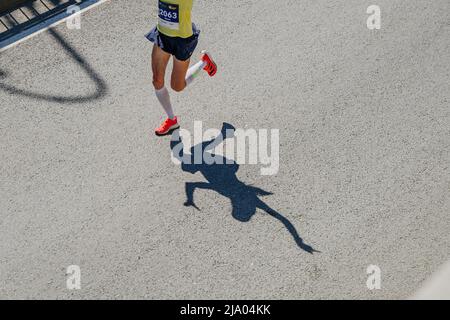 Kazan, Russia - 17 maggio 2022: Zampe donna runner in calze a compressione durante la maratona di Kazan Foto Stock