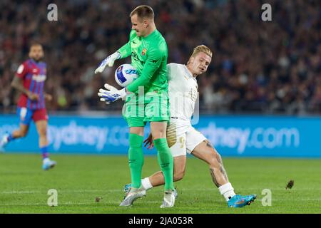 Sydney, Australia. 25th maggio 2022. Il portiere del FC Barcelona Marc-Andre ter Stegen è sfidato da Jason Cummings of the All Stars durante la partita tra il FC Barcelona e L'A-League All Stars all'Accor Stadium il 25 maggio 2022 a Sydney, Australia Credit: IOIO IMAGES/Alamy Live News Foto Stock