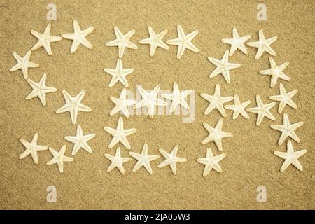 stellare bianca iscrizione della parola mare sulla sabbia. mare nella sabbia dalle stelle del mare. concetto di vacanza e di viaggio Foto Stock