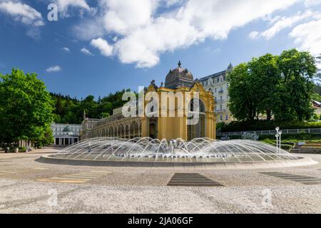 Colonnato principale e fontana di canto a Marianske Lazne (Marienbad) - grande famosa città termale boema nella parte occidentale della Repubblica Ceca Foto Stock