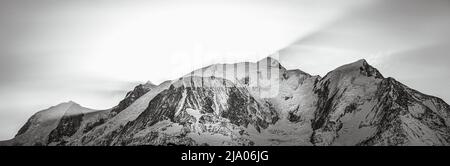 Il sole sorge sul Monte Bianco, panorama monocromatico Foto Stock