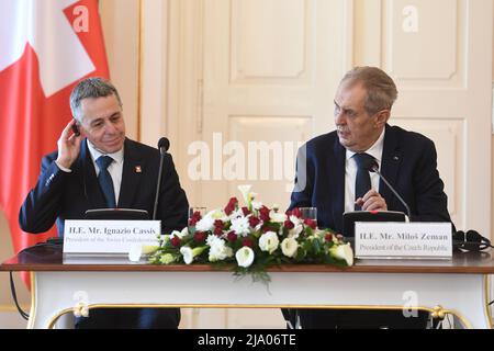 Lany, Repubblica Ceca. 26th maggio 2022. Il presidente ceco Milos Zeman, Right, e il suo omologo svizzero Ignazio Cassis partecipano al convegno stampa dopo il loro incontro, a Lany, Repubblica Ceca, 26 maggio 2022. Credit: Katerina Sulova/CTK Photo/Alamy Live News Foto Stock