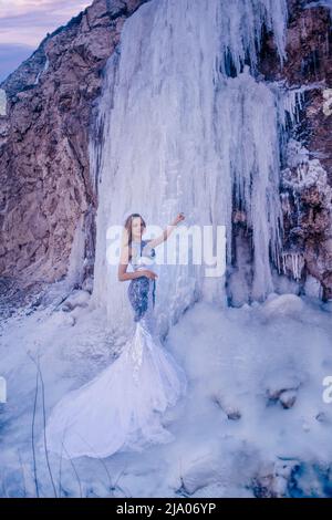 Bella donna su ghiaccio in inverno Foto Stock