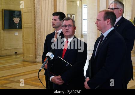 Il leader del DUP Jeffrey Donaldson (seconda a sinistra) parla ai media nella grande sala dopo il suo incontro con il Congressman Richard Neal presso il Parlamento edifici, Stormont, Belfast. Data immagine: Giovedì 26 maggio 2022. Foto Stock