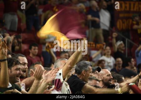 Tifosi (Roma) durante la partita della UEFA European Conference League 2021 2022' tra il Fieenoord di Roma 1-0 allo Stadio Nazionale il 25 maggio 2022 a Tirana, Albania. Credit: Maurizio Borsari/AFLO/Alamy Live News Foto Stock