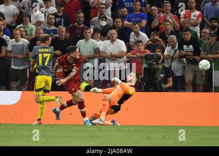 Nicolo Zaniolo (Roma)Gernot Trauner (Feyenoord) Justin Bijlow (Feyenoord) ha segnato il primo gol per la sua squadra durante la partita della UEFA European Conference League 2021 2022' tra Roma 1-0 Feyenoord allo Stadio Nazionale il 25 maggio 2022 a Tirana, Albania. Credit: Maurizio Borsari/AFLO/Alamy Live News Foto Stock