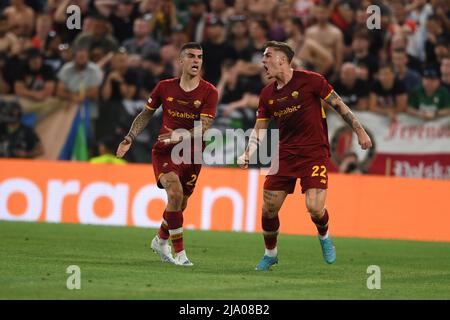 Nicolo Zaniolo (Roma) Gianluca Mancini (Roma) festeggia dopo aver segnato il primo gol della sua squadra durante la partita della UEFA European Conference League 2021 2022' tra Roma 1-0 Feyenoord allo Stadio Nazionale il 25 maggio 2022 a Tirana, Albania. Credit: Maurizio Borsari/AFLO/Alamy Live News Foto Stock