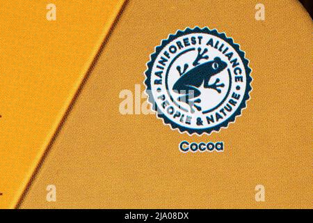 Logo certificato Rainforest Alliance People & Nature Cocoa ON Scatola di Magnum Double Gold Caramel CREAM Bilionaire gelato Foto Stock