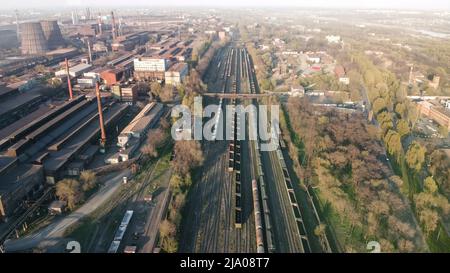 Aereo Vista dall'alto alla ferrovia contenitori cilindrici di trasporto della cisterna Rail Way ART composizione artistica. Rappresentazione creativa a righe dell'industria dei trasporti Foto Stock