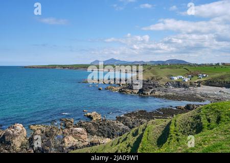 Una vista dell'aspra costa settentrionale della penisola di Llyn dal Wales Coast Path guardando a nord-est da Pen Ysgaden Foto Stock