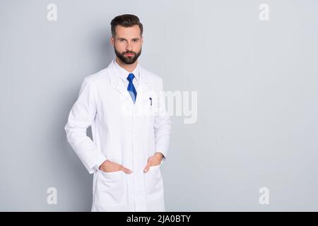 Ritratto di attraente esperto negozio di farmacia medico copia spazio isolato su sfondo grigio pastello colore Foto Stock