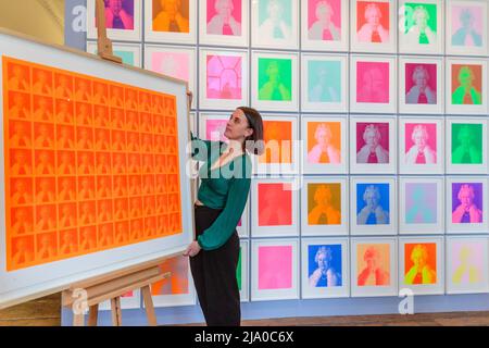 Somerset House, Londra, Regno Unito. 26th maggio 2022, l'edizione 37th della London Original Print Fair apre a Somerset House, fino al 29th maggio 2022 – tra cui opere esclusive che segnano il Giubileo del platino della Regina, come 'equanimity 2022' - 2 stampe a colori su Somerset Satin, Di Chris Levine - una serie di 70 colorazioni e opere di Picasso, Freud e Hockney. Amanda Rose/Alamy Live News Foto Stock