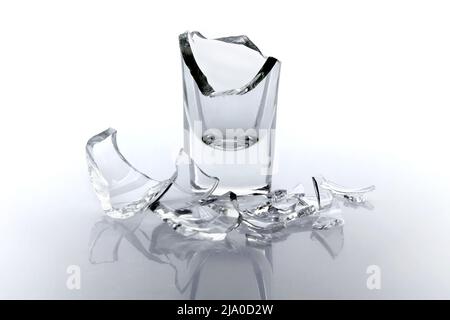 Schegge di un calice di vetro rotto su sfondo bianco. Foto Stock