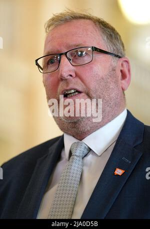 Il leader dell'UUP Doug Beattie parla con i media nella grande sala dopo il suo incontro con il Congressman Richard Neal presso il Parlamento edifici, Stormont, Belfast. Data immagine: Giovedì 26 maggio 2022. Foto Stock