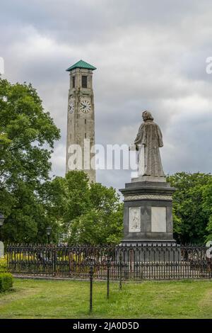 Civic Center Clock Tower e Isaac Watts statue in Watts Park / West Park durante la primavera del 2022, Southampton, Hampshire, Inghilterra, Regno Unito Foto Stock