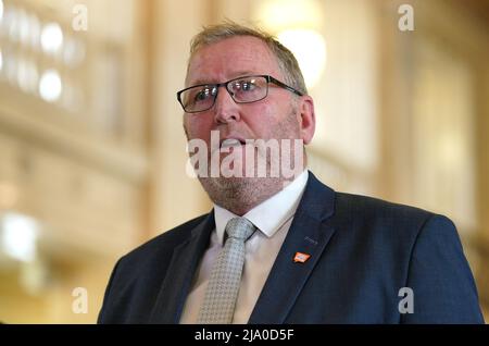 Il leader dell'UUP Doug Beattie parla con i media nella grande sala dopo il suo incontro con il Congressman Richard Neal presso il Parlamento edifici, Stormont, Belfast. Data immagine: Giovedì 26 maggio 2022. Foto Stock