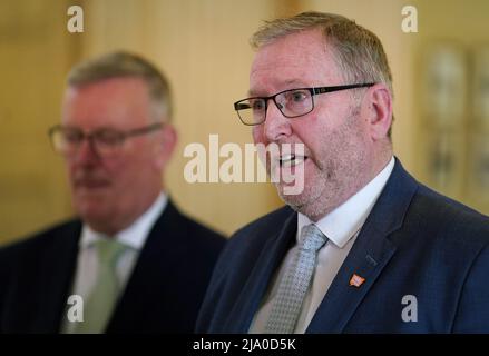 Il leader dell'UUP Doug Beattie parla con i media nella grande sala dopo il suo incontro con il Congressman Richard Neal presso il Parlamento edifici, Stormont, Belfast. Data immagine: Giovedì 26 maggio 2022. Foto Stock