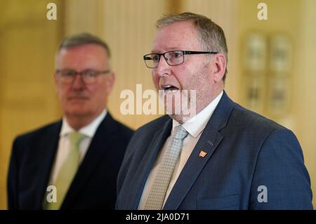 Il leader dell'UUP Doug Beattie parla con i media nella grande sala dopo il suo incontro con il Congressman Richard Neal presso il Parlamento edifici, Stormont, Belfast. Data immagine: Giovedì 26 maggio 2022. Foto Stock