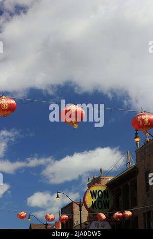 Festose lanterne cinesi appese a Chinatown. Foto Stock