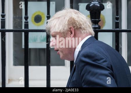 Londra, Regno Unito. 26th maggio 2022. Il primo ministro britannico Boris Johnson lascia 10 Downing Street per la Camera dei Comuni per rendere omaggio a sua Maestà la Regina prima del suo Giubileo di platino in un discorso al Parlamento. Credit: Wiktor Szymanowicz/Alamy Live News Foto Stock