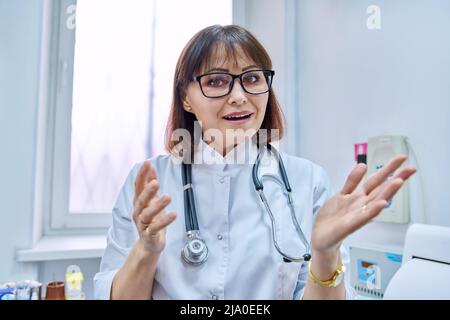 Headshot di medico femminile parlando con la webcam, effettuare videochiamate online Foto Stock