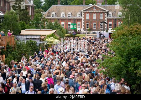 Visitatori durante il RHS Chelsea Flower Show presso il Royal Hospital Chelsea, Londra. Data immagine: Giovedì 26 maggio 2022. Foto Stock