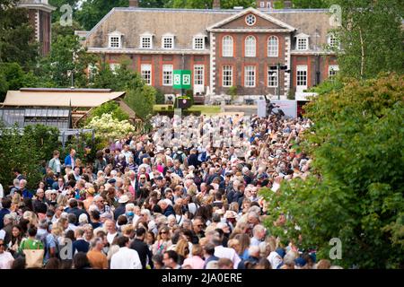 Visitatori durante il RHS Chelsea Flower Show presso il Royal Hospital Chelsea, Londra. Data immagine: Giovedì 26 maggio 2022. Foto Stock