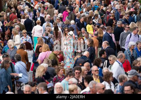 Visitatori durante il RHS Chelsea Flower Show presso il Royal Hospital Chelsea, Londra. Data immagine: Giovedì 26 maggio 2022. Foto Stock