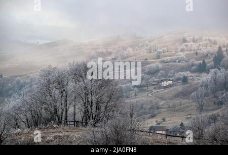 Inverno in arrivo. Nuvoloso e nebbia mattina molto tardo autunno montagna scena. Tranquillo viaggio pittoresco, stagionale, natura e campagna bellezza ecc Foto Stock