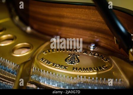 Steinway e Sons incisi su una lastra di acciaio Grand piano cast ad Atene, Foto Stock