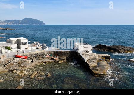 Vista rialzata di un ristorante su una scogliera terrazzata della passeggiata Anita Garibaldi con il promontorio di Portofino all'orizzonte marino, Nervi, Genova Foto Stock