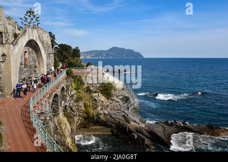 Vista in elevazione della passeggiata Anita Garibaldi con turisti a piedi e il promontorio di Portofino sullo sfondo, Nervi, Genova, Liguria, Italia Foto Stock