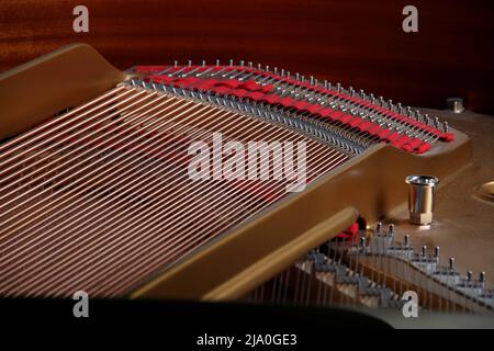 Ponte basso primo piano di un Steinway e figli pianoforte grande ad Atene, Grecia. Foto Stock