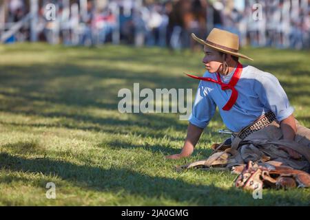 Ritratto di un giovane gaucho nelle pampas argentine, Las Flores, Argentina. Foto Stock