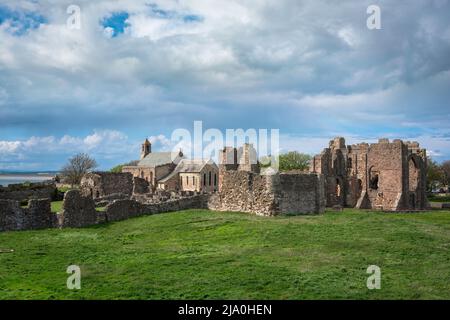 Rovine UK, vista delle rovine di Lindisfarne Priory risalente al 12th ° secolo, Holy Island, Northumberland costa, Inghilterra, Regno Unito Foto Stock