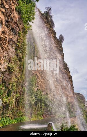 La Cascata dos Anjos, cascata degli Angeli, Anjos, comune di Ponta do Sol, sull'isola portoghese di Madeira. L'acqua cade direttamente sul Foto Stock