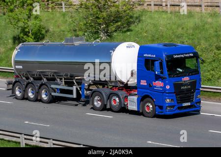 Latticini WILLIS. 2020 MAN Blue Diesel 12419cc veicolo per la consegna di alimenti liquidi che viaggia sull'autostrada M6, Regno Unito Foto Stock